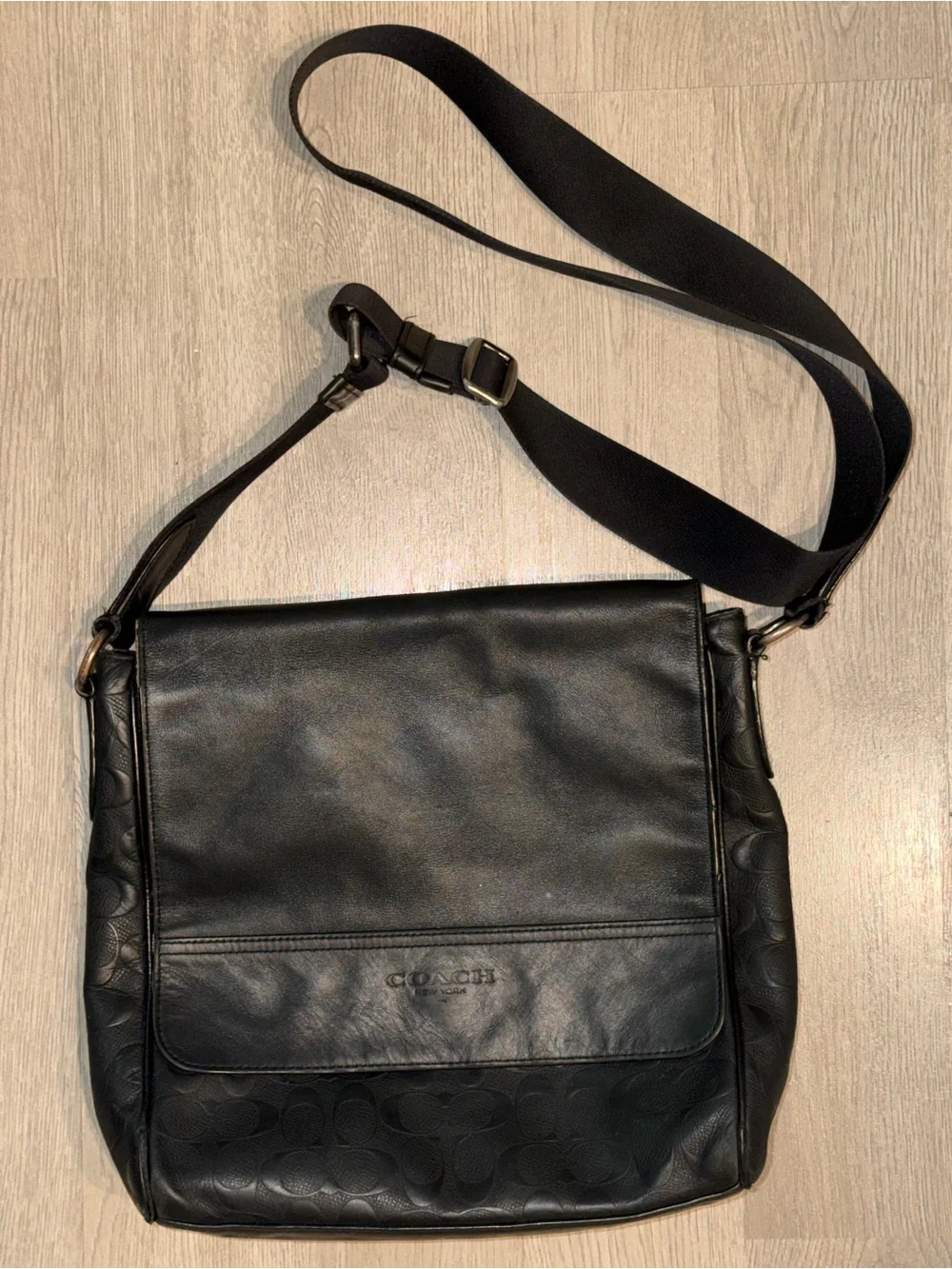 Coach Men's black Leather Signature Messenger Bag with Adjustable Strap